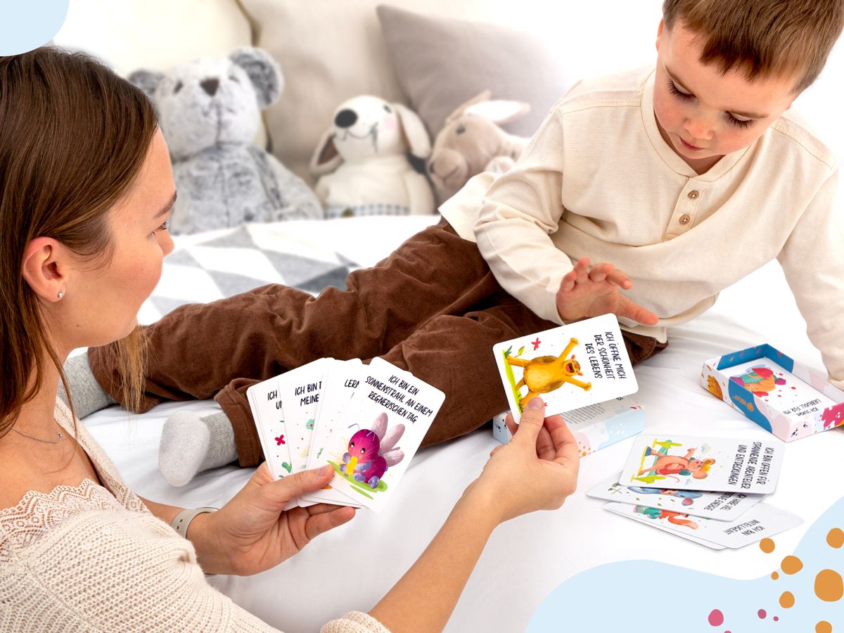 Madre e hijo juegan con las tarjetas de afirmación